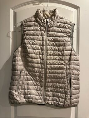Eddie Bauer Quilted Sleeveless Vest in Light Beige